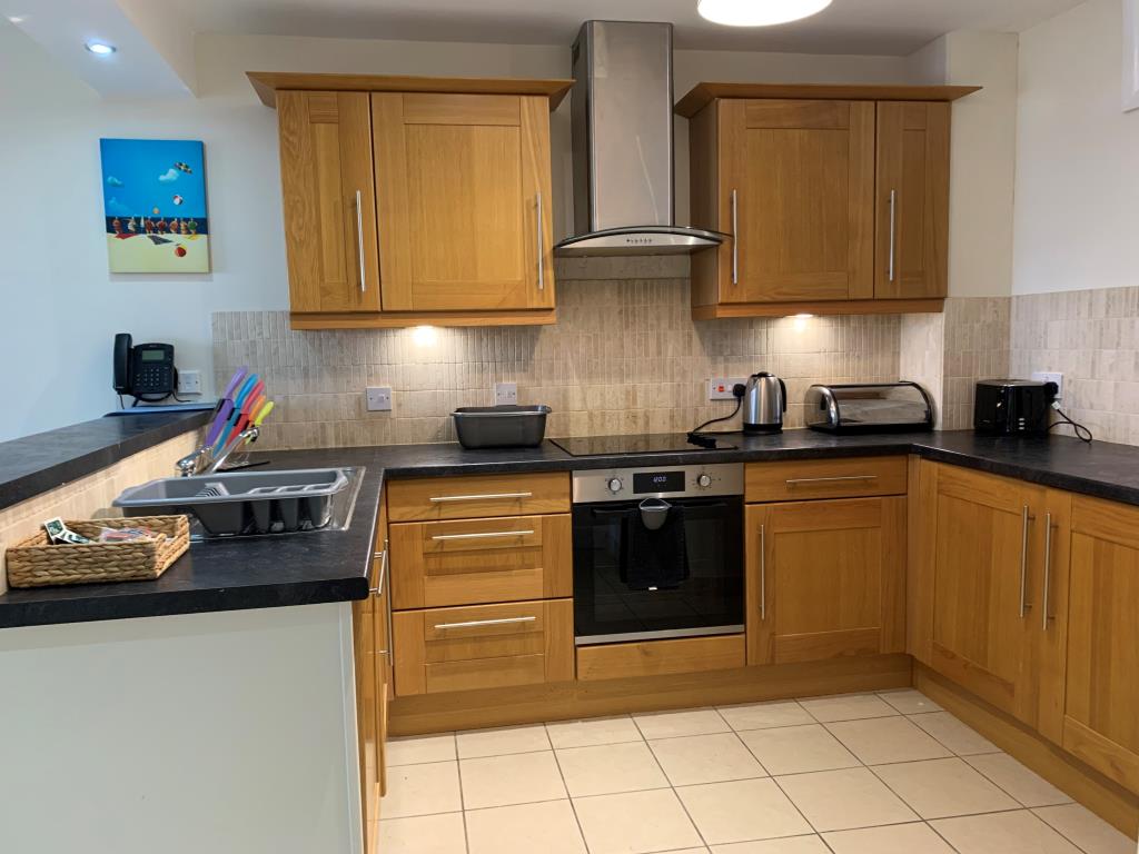 Lot: 120 - TOP FLOOR HOLIDAY APARTMENT WITH SEA VIEWS FOR INVESTMENT - 